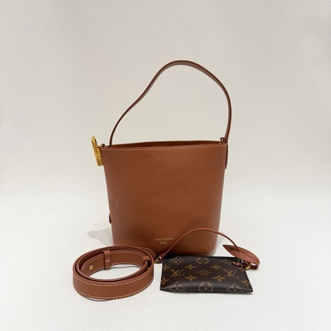 🆕LV 路易威登Low Key All In BB 焦糖色棕色水桶包粒面牛皮 手提包斜挎包 金色鎖扣