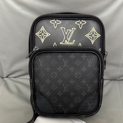 Louis Vuitton路易威登黑花AMAZONE胸包相機包 芯片款。經典老花配黑