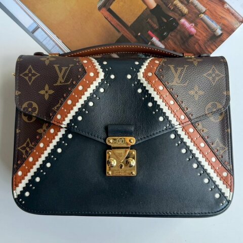 💫 絕版款式✨LV M43488經典花紋拼接雕花皮革郵差包