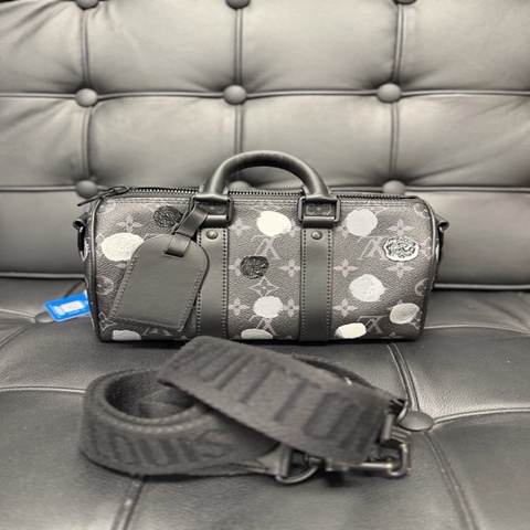 LOUIS VUITTON x Yayoi Kusama草間彌生 聯名款 keepall 25 可拆卸可調節肩帶拉鍊開合 皮革 單肩斜挎手提包旅行包 男款 黑色。