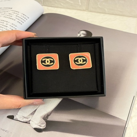 Chanel粉色方塊雙C耳環