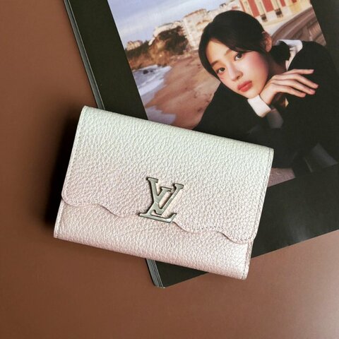 ::LOUIS VUTTION:: LV M83686 Capucines Compact 漸層粉色煥彩皮革三摺釦式中夾