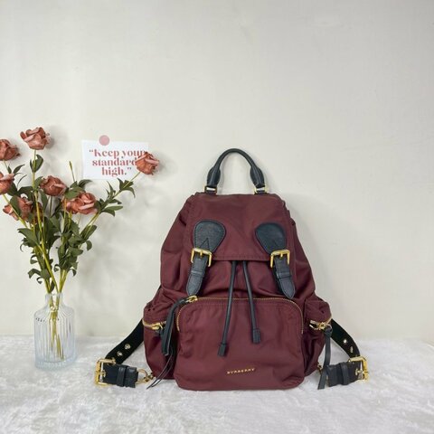 BURBERRY THE RUCKSACK 金LOGO 中號後背包 酒紅色