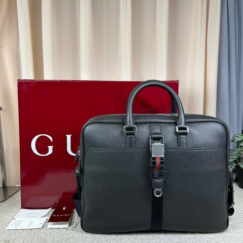Gucci男士公文包 閒置新 黑色粒面軟皮 銀色五金 包型板正 可調節肩帶
