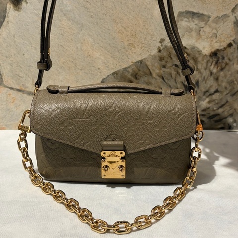 Louis Vuitton Pochette Métis East West Monogram Empreinte