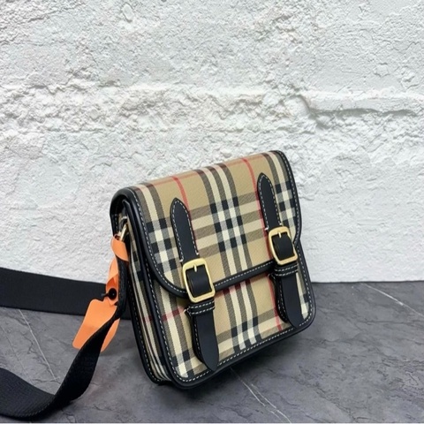 Burberry 新款格紋郵差包 經典格紋😍