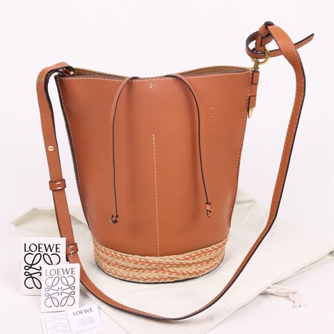 Loewe Gate Bucket棕色拼皮草编水桶包单肩包