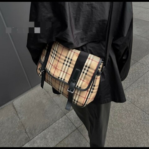 Burberry 格紋郵差斜背包