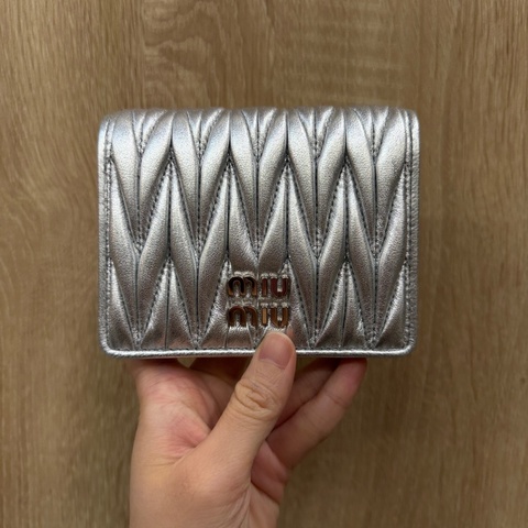 Miu Miu 銀色羊皮Mateless對釦短夾