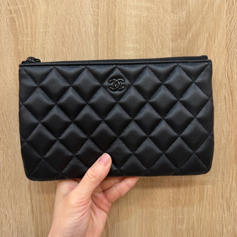 Chanel 黑羊皮黑釦一字拉零錢卡包