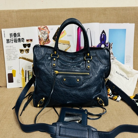 巴黎世家中款City系列機車包 藏藍色油蠟皮+金色鉚釘 新款長背帶 可調