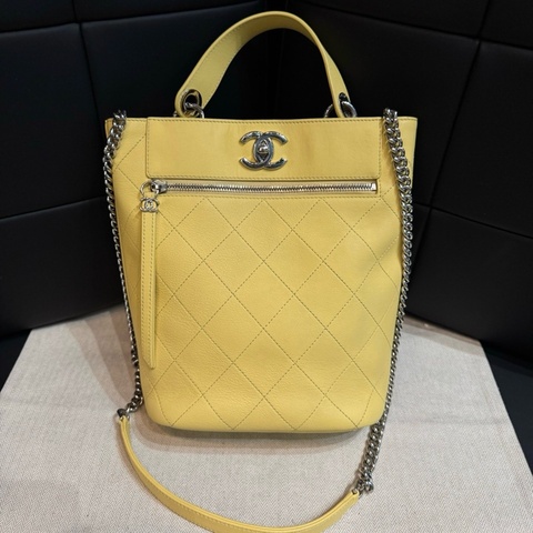香奈兒Chanel 春夏限定水桶包手提包斜挎包 小雞黃牛皮 銀扣