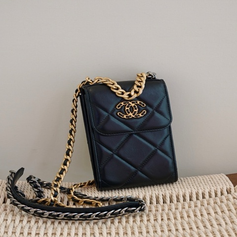 CHANEL香奈兒22A 19bag黑金羊皮竪版鏈條手機包 31開