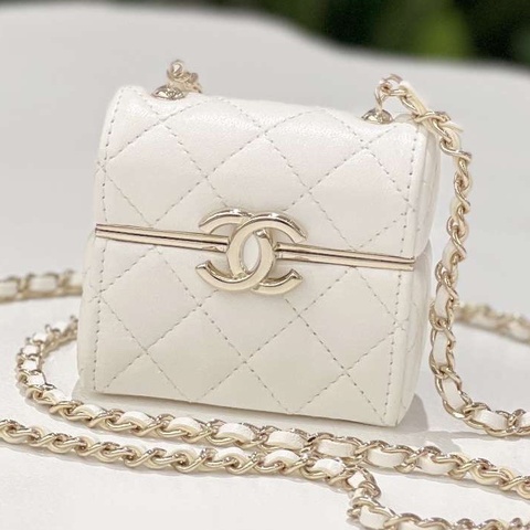CHANEL香奈兒mini最新款耳機包 白色羊皮 淺金扣 尺寸6.8*7.5*3.5。