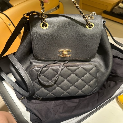 CHANEL 黑色荔枝牛皮金釦後背包