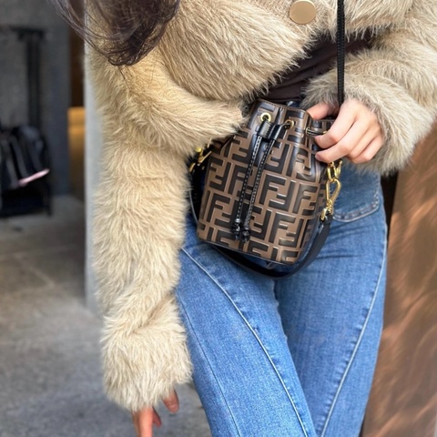 【超火的FF🔥🥰可愛精緻✨】Fendi Mon tresor 金屬標誌裝飾手繪凸紋 FF標誌性印花圖案 小牛皮水桶包｜單肩包｜斜背包｜手提包｜迷你棕色