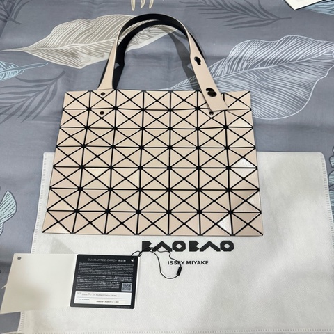 ISSEY MIYAKE 三宅一生BAO BAO 7x7米色