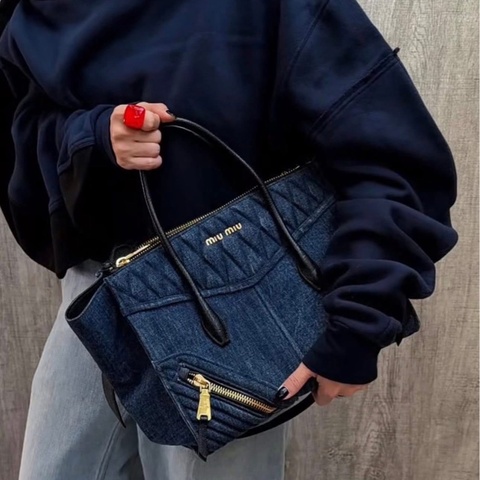Miumiu 牛仔丹寧三用包 肩背斜背手提都時髦到不行  這個如果新款有出都要10萬up 超甜  一個皮夾的價格買一個包