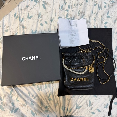 9新/CHANEL 22bag mini 珍珠鏈條季節限定款/黑色金字斜背包流浪包