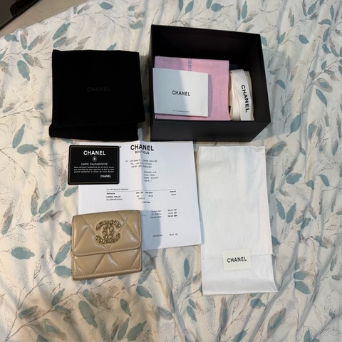 Chanel 19 mini 可可愛愛米色羊皮三折短夾 有零錢袋