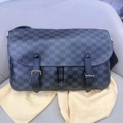 Louis Vuitton 路易威登  男士斜挎尺寸長 33 x 寬 8 x 高 28 cm