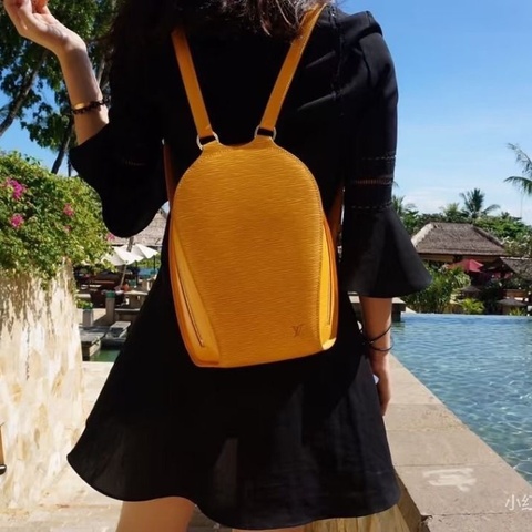 LV 黃色金扣水波紋後背包 22*28*9 9新 配件塵袋