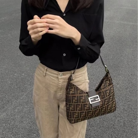 FENDI 經典老花銀扣肩背腋下包 29*24*4 9新 配件塵袋