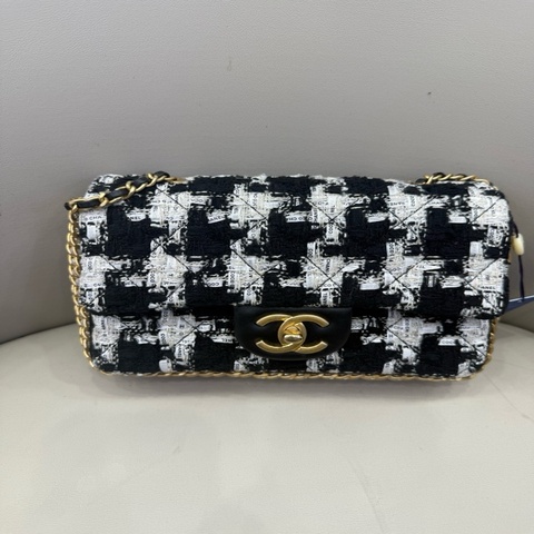 香奈兒Chanel 经典羊毛cf珍珠，羊毛斜纹软呢与金色金属 15.5 x 25.5 x 6.5cm