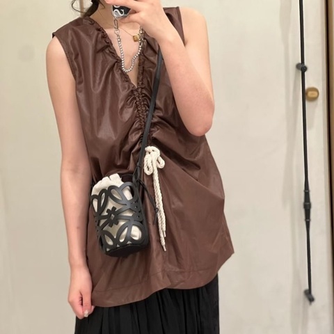 Loewe 鏤空 牛皮手機包 斜背包12*15 9新 配件塵袋