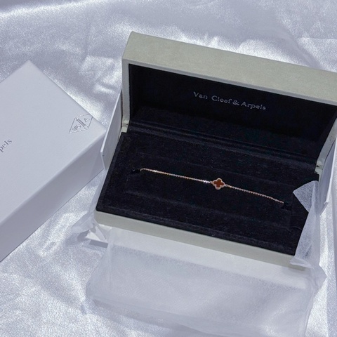 Van Cleef & Arpels Sweet Alhambra 18k玫瑰金，紅玉髓