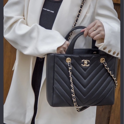Chanel香奈兒黑金V紋2ways tote托特包  鐳射24開帶卡 黑色金扣 牛皮