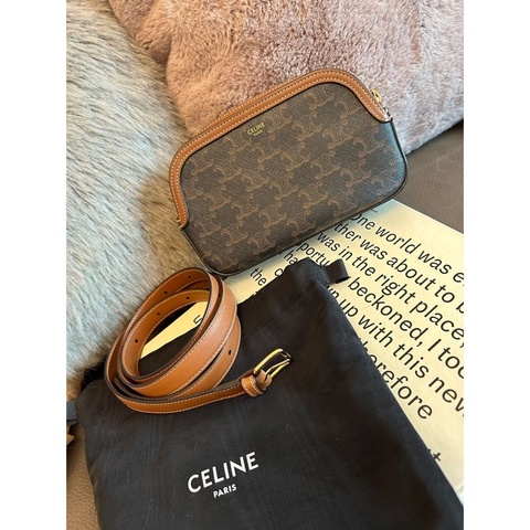 思琳CELINE Triomphe Canvas 凱旋門老花相機包 腰包 小側包
