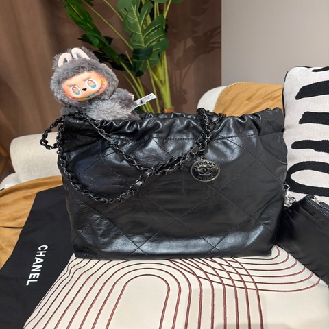 Chanel 22 small so black calfskin,