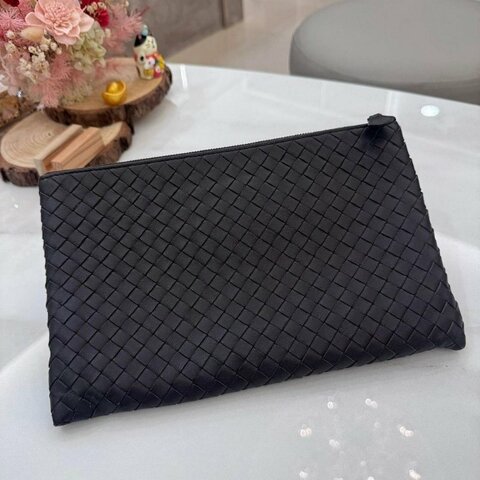 Bottega Veneta Intrecciato 深咖啡色 經典編織羊皮拉鍊手拿包