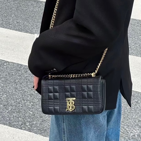 BURBERRY質感美💕黑金羊皮絎縫Lola鏈條肩側背包8023117