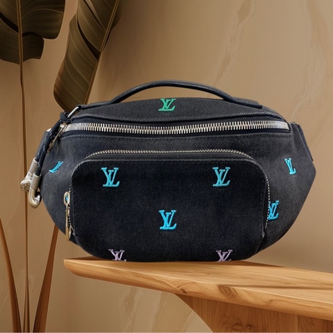 LV限量灰黑單寧胸口包