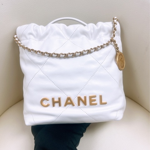Chanel 22 mini 白色金釦