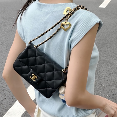 怎麼那麼好看😭😭Chanel黑金CF愛心鏈大Mini