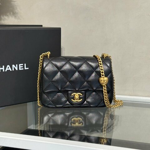 CHANEL 愛心調節釦口蓋包 19 - 羊皮黑金