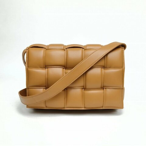 BOTTEGA VENETA CassettePadded加襯中號焦糖色羊皮肩背包