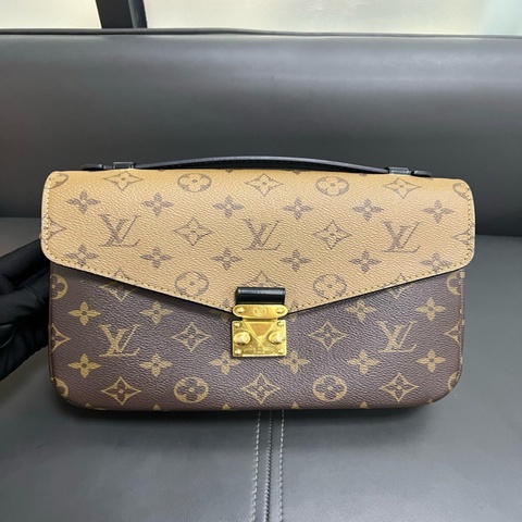 LV pochette Metis
