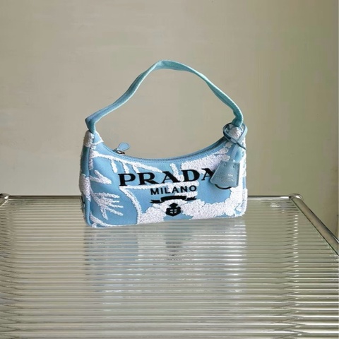 PRADA 普拉達 baby 藍 Re-edition 刺繡斜紋布 hobo 腋下包，尺寸：22.5 × 17