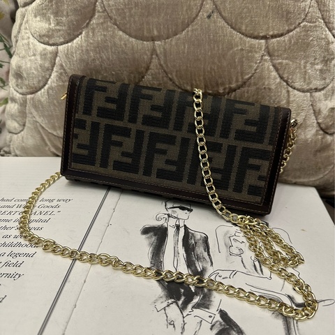 芬迪 FENDI 經典Zucca 老花翻蓋長夾式鏈帶包Wallet on Chain，WOC