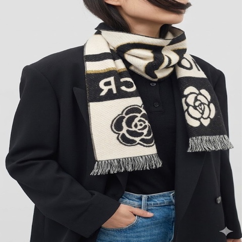 Chanel 黑白雙C+山茶花 曼徹斯特秀場VIP限定羊毛圍巾