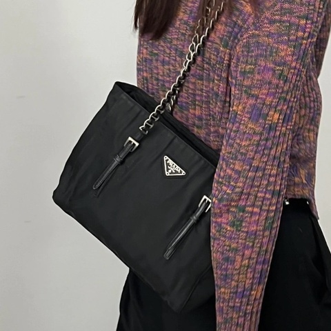 ✨Prada普拉達｜黑銀降落傘帆布 豬鼻子長鏈條tote 可流浪背｜98新
