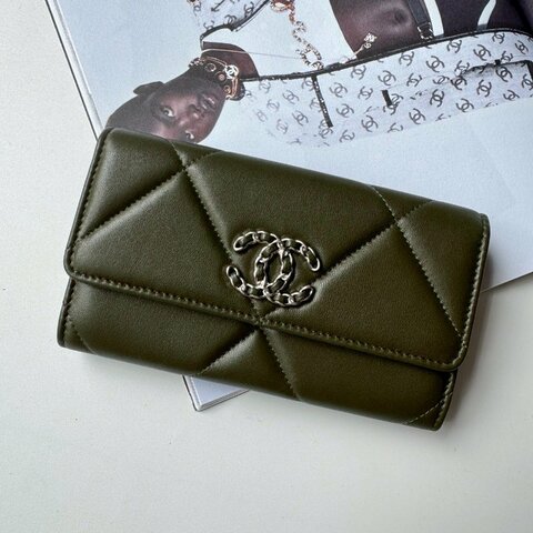 ❤️99閒置全新🧡Chanel 軍綠色銀釦19中夾