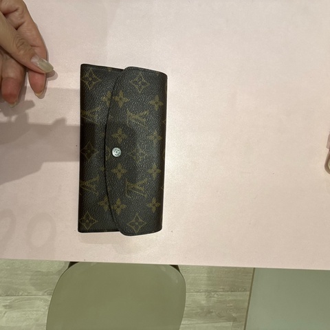 Lv長夾5成新，有使用痕跡，放零錢的位子有磨損，表面釦子皮有脫落、但可正常使用