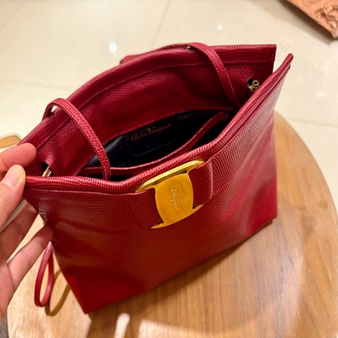 Salvatore Ferragamo 紅色肩背包