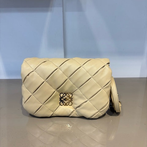 Loewe 米黃色羊皮Goya Puffer肩斜背包