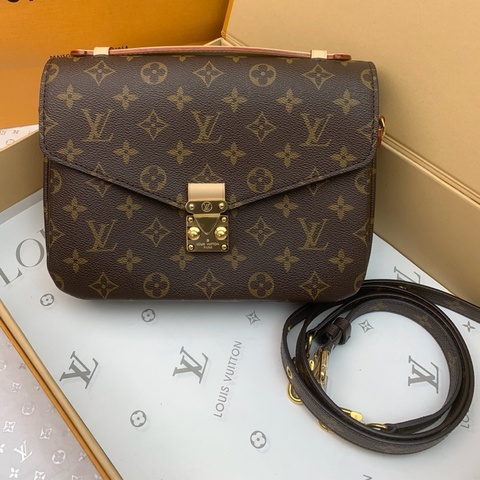 閒置新26年當月票 LV 路易威登 老花郵差 五金帶膜 。